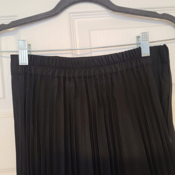 Stylish Pleated Skirt! - Picture 4 of 8
